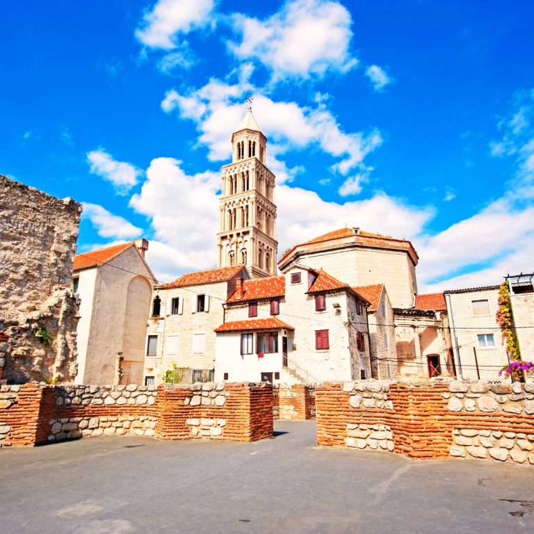 Búsqueda del tesoro dividida y visita autoguiada 4 La Catedral de San Domnio es un mausoleo romano convertido en catedral, con un campanario románico de fama mundial.