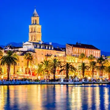 El paseo de la Riva es un vibrante paseo marítimo bordeado de palmeras y cafés, que hace las veces de salón de la ciudad enclavado junto a las antiguas murallas del Palacio de Diocleciano.