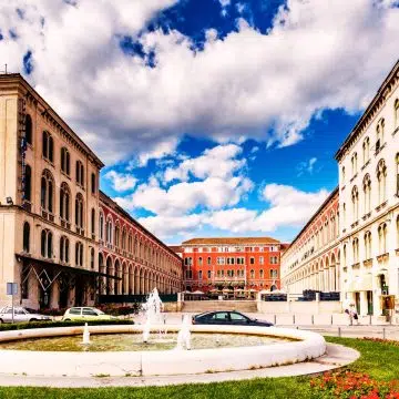 La Plaza de la República es una gran plaza de tres lados inspirada en San Marcos de Venecia, enmarcada por elegantes arcos neorrenacentistas rojos que acogen los principales festivales culturales de la ciudad.