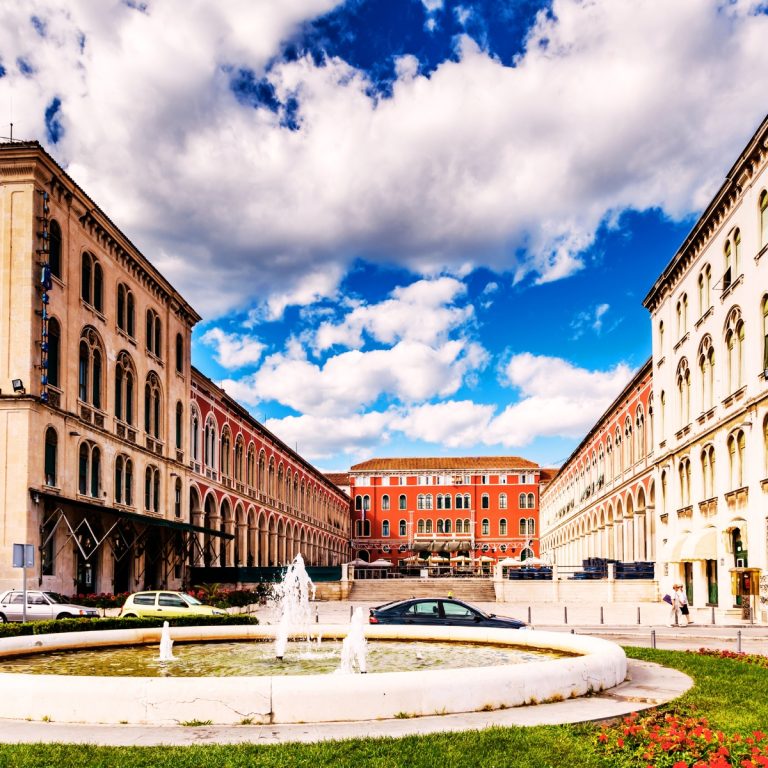 Búsqueda del tesoro por equipos y visita autoguiada 2 La Plaza de la República es una gran plaza de tres lados inspirada en San Marcos de Venecia, enmarcada por elegantes arcos neorrenacentistas rojos que acogen los principales festivales culturales de la ciudad.