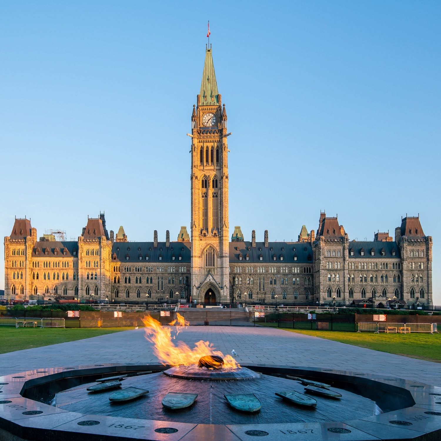Zabawa w poszukiwanie skarbów w Ottawie i wycieczka z przewodnikiem 3 Lit in 1967 to commemorate Canada's 100th anniversary of Confederation, the Centennial Flame on Parliament Hill is an eternal fire rising from a fountain ringed with the bronze shields of the country's provinces and territories.