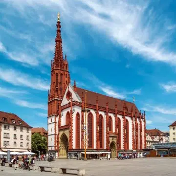 Cuore pulsante della città, questa vivace piazza storica è circondata da monumenti iconici come la Marienkapelle in stile gotico e il Falkenhaus in stile rococò, e offre animati mercati all’aperto e l’autentico ritmo della vita francone.