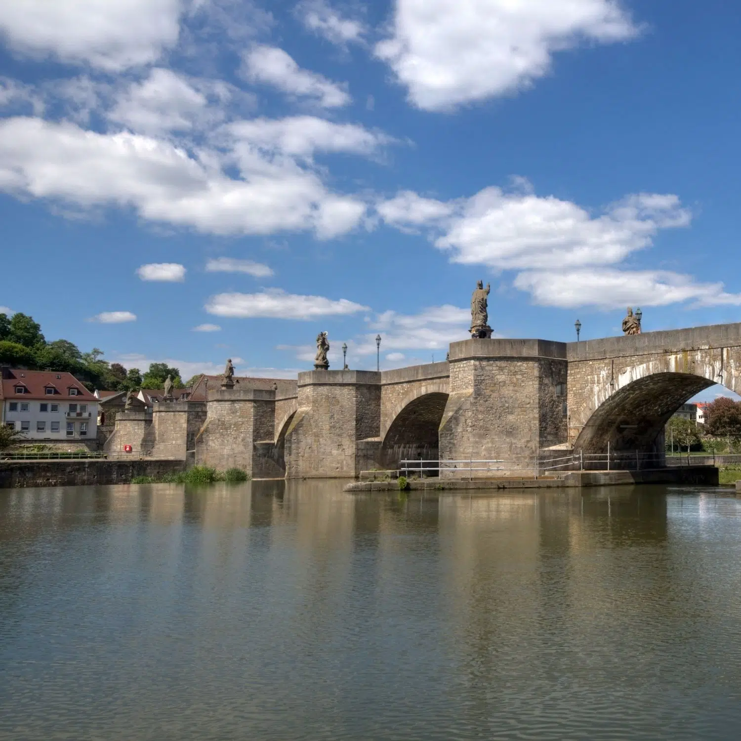 Caccia al tesoro e tour autoguidato a Würzburg 5 Fiancheggiato da imponenti statue barocche in pietra raffiguranti santi e principi-vescovi, questo storico ponte ad arcate in pietra offre una vista panoramica sulla fortezza di Marienberg e regala l’esperienza per eccellenza di Würzburg: sorseggiare vino franconiano locale affacciati sull’acqua.