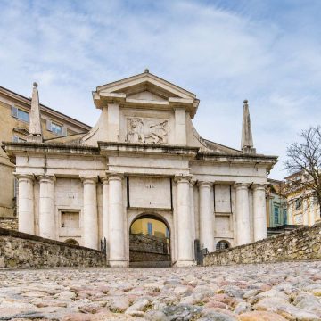 James Gate é um majestoso marco veneziano cuja fachada de mármore branco e o histórico relevo do leão oferecem uma grande entrada para a beleza do topo da colina da Cidade Alta de Bergamo.