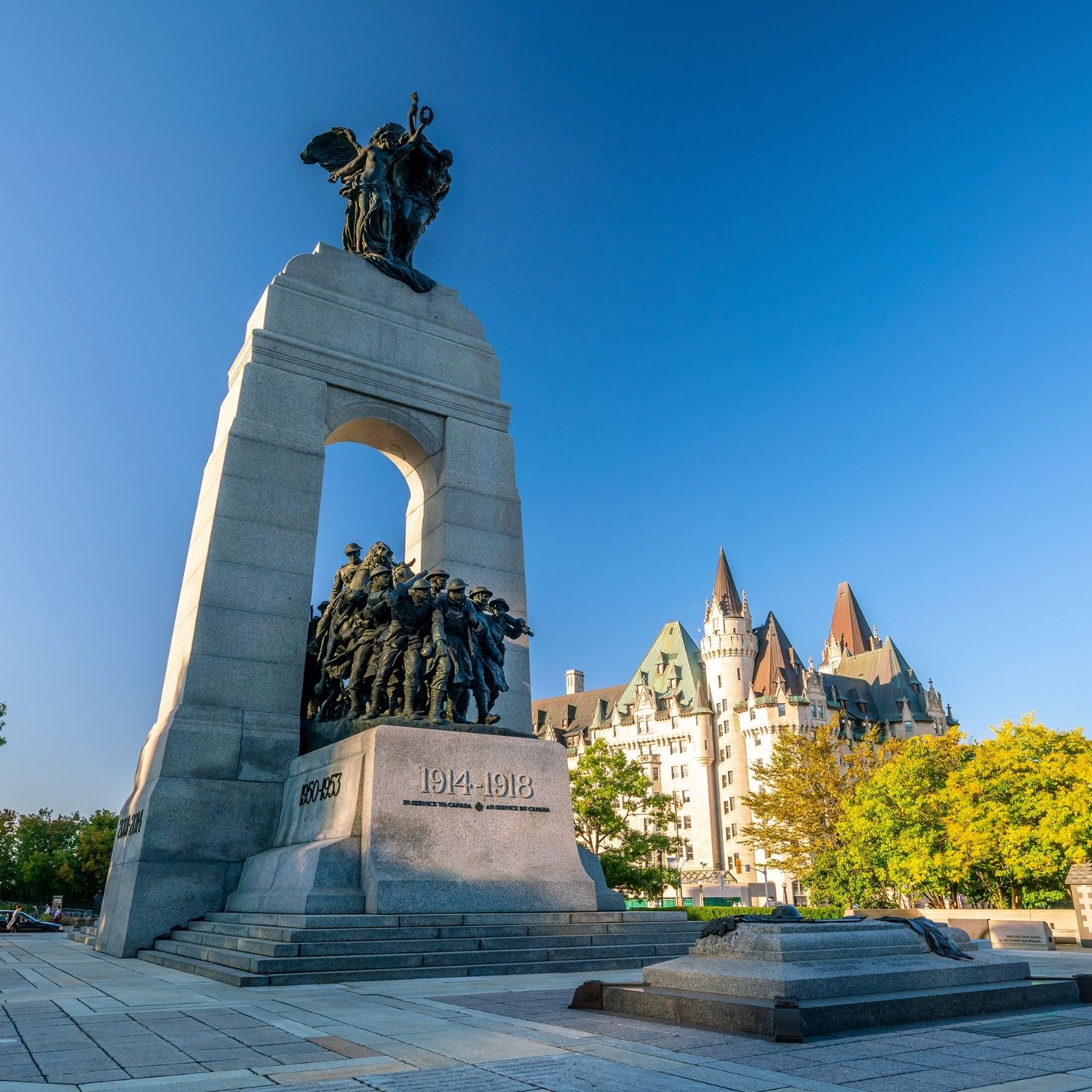 Zabawa w poszukiwanie skarbów w Ottawie i wycieczka z przewodnikiem 4 Unveiled in 1939 in Confederation Square, Canada's National War Memorial is a towering granite cenotaph topped with bronze allegorical figures and home to the Tomb of the Unknown Soldier.
