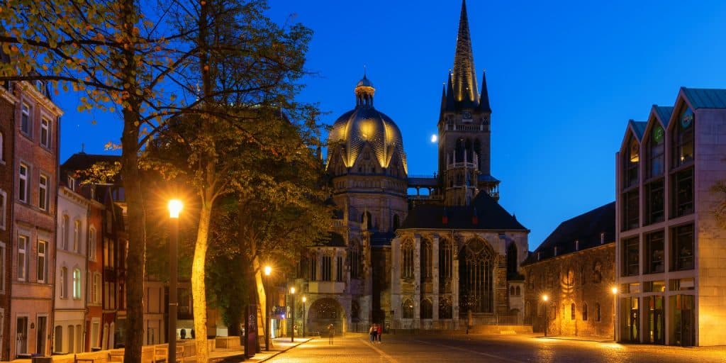 "Aix-la-Chapelle : Un guide complet de l'architecture, de l'exploration de la nature, de l'art, des plaisirs culinaires et des activités uniques" 1 Dessin sans titre 11
