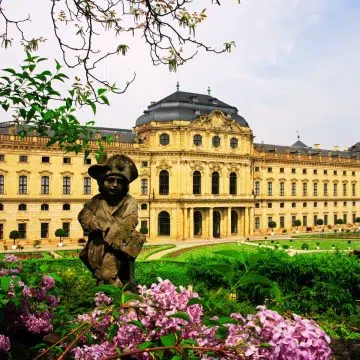 Το Würzburg Residence είναι ένα αριστούργημα της γερμανικής μπαρόκ αρχιτεκτονικής, γνωστό για τη μεγάλη του σκάλα και τη μεγαλύτερη στον κόσμο τοιχογραφία οροφής του Giovanni Battista Tiepolo. Αυτό το μνημείο παγκόσμιας πολιτιστικής κληρονομιάς της UNESCO, το οποίο παραγγέλθηκε από τους πρίγκιπες-επισκόπους, αποτελεί ένα από τα σημαντικότερα παλάτια της Ευρώπης και περιβάλλεται από τους όμορφα περιποιημένους κήπους της αυλής.
