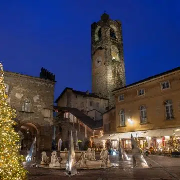 O Campanone é um majestoso campanário medieval que oferece vistas panorâmicas de cortar a respiração e que ainda toca os seus históricos cem sinos todas as noites sobre Bérgamo.