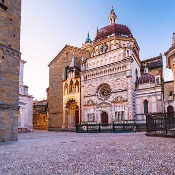 A Basílica de Santa Maria Maggiore é um majestoso tesouro românico com um luxuoso interior barroco e tapeçarias intrincadas que reflectem o coração espiritual de Bergamo.