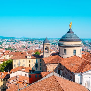 A Catedral de Sant'Alessandro é um marco majestoso na Cidade Alta de Bergamo, com uma cúpula dourada e um interior ornamentado dedicado ao santo padroeiro da cidade.