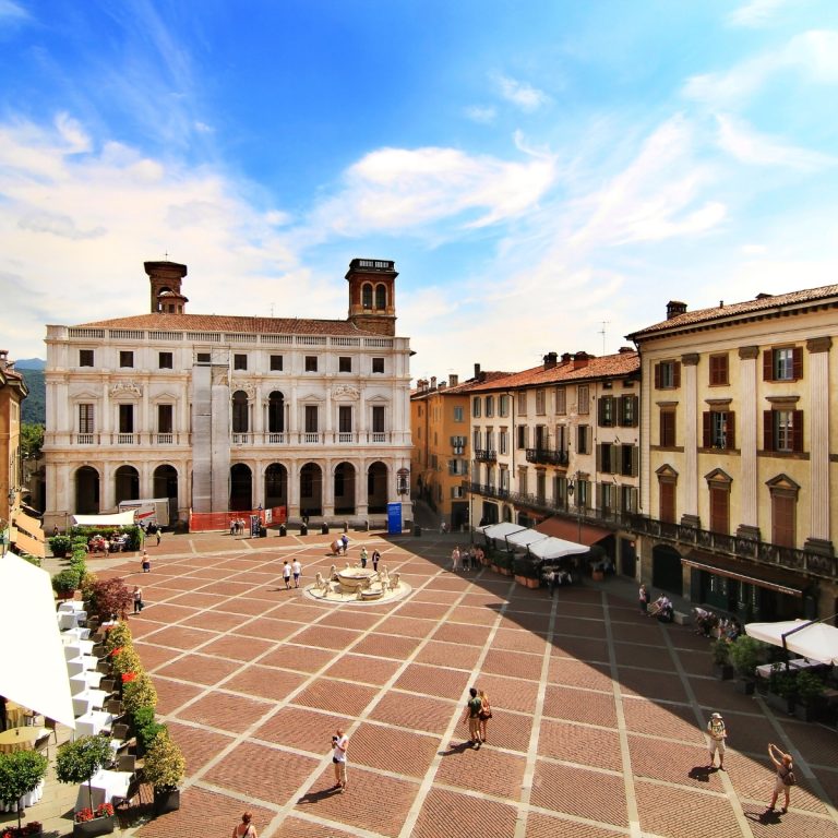 Caça ao tesouro e visita autoguiada ao centro histórico de Bérgamo 2 A Piazza Vecchia é uma majestosa praça renascentista onde a fonte histórica e os marcos medievais criam o coração elegante e intemporal da Cidade Alta de Bérgamo.