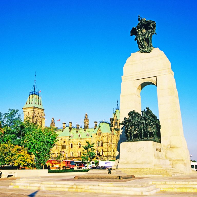 Speurtocht en rondleiding op eigen houtje in Ottawa 5 Het National War Memorial is een torenhoge granieten boog en bronzen beeldengroep die dient als plechtig eerbetoon aan de Canadese levens die verloren zijn gegaan in militaire dienst.