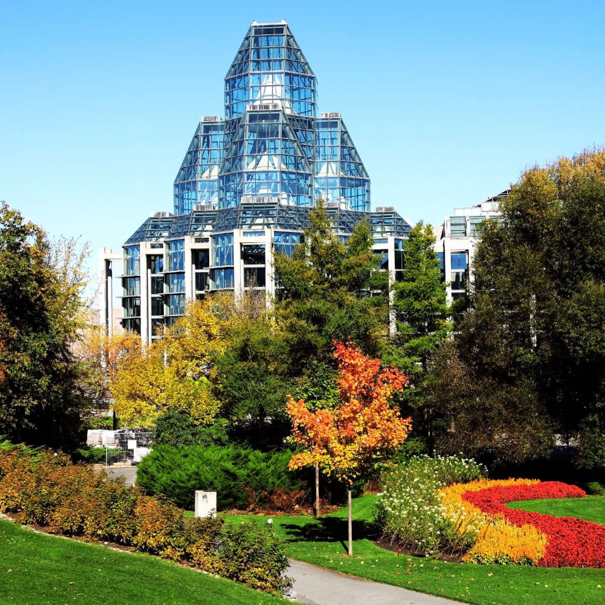 Ottawa Scavenger Hunt and Self-Guided Tour 4 The National Gallery of Canada is a striking glass and granite architectural masterpiece that houses a premier collection of Canadian, Indigenous, and international art.
