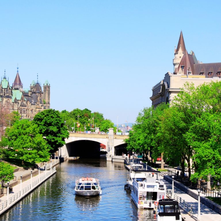 Speurtocht en rondleiding op eigen houtje in Ottawa 3 Het Rideau Canal is een historisch UNESCO-werelderfgoed dat in de zomer dienst doet als schilderachtige waterweg en in de wintermaanden verandert in 's werelds grootste natuurlijk bevroren schaatsbaan.