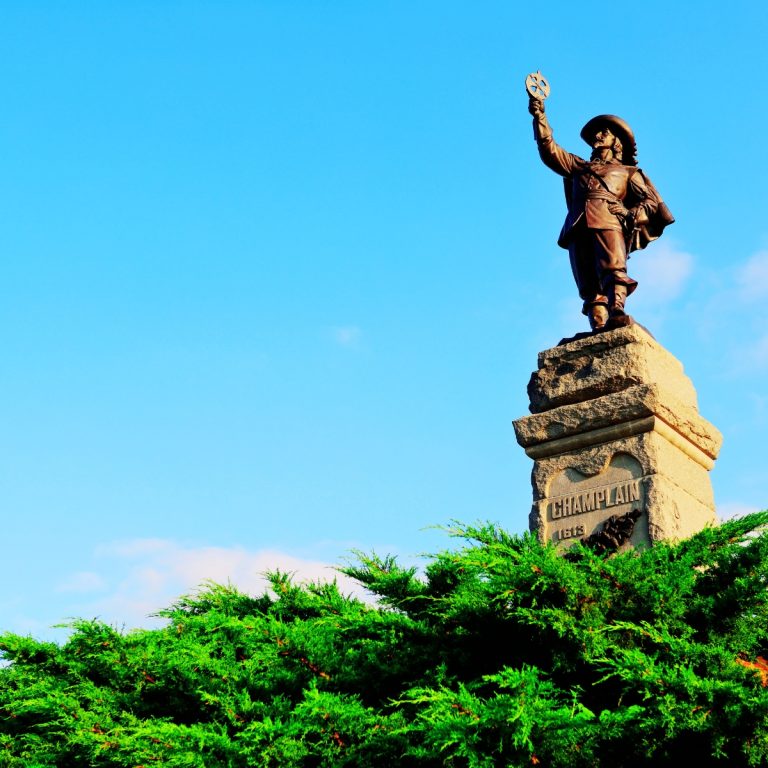 Speurtocht en rondleiding op eigen houtje in Ottawa 2 Het standbeeld van Samuel de Champlain is een historisch bronzen monument dat bovenop Kìwekì Point staat en een majestueus uitzicht biedt op de Ottawa River en Parliament Hill.