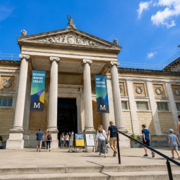 O Museu Ashmolean é um majestoso marco neoclássico onde uma grande entrada com pilares e colecções de arte de renome mundial criam um destino cultural monumental no coração de Oxford.