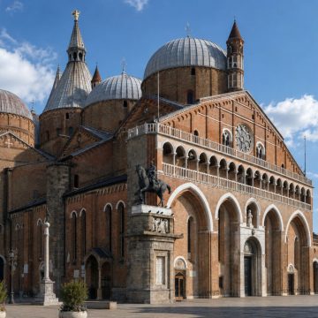 La Basilica di Sant'Antonio è un maestoso capolavoro a più cupole che fonde gli stili romanico, gotico e bizantino per ospitare le sacre reliquie del santo patrono di Padova.
