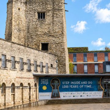 O Castelo e Prisão de Oxford é um majestoso marco medieval, onde uma grande torre saxónica do século XI e uma mota normanda criam uma fortaleza monumental que em tempos serviu de prisão vitoriana.