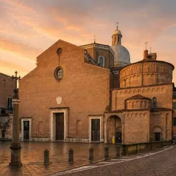 Il Duomo di Padova è un capolavoro rinascimentale nel cuore di Padova, rinomato per la sua elegante architettura, le opere d'arte sacra e l'atmosfera tranquilla accanto allo storico Battistero.
