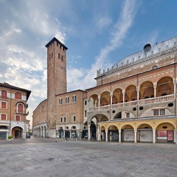 Piazza della Frutta è una vivace piazza medievale che per secoli è stata il cuore pulsante della vita quotidiana di Padova, circondata da portici storici e dal maestoso Palazzo della Ragione.