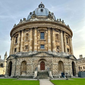 A Radcliffe Camera é um majestoso marco palladiano onde uma grande cúpula circular e pormenores em pedra ornamentada criam uma peça central monumental para o coração de Oxford.