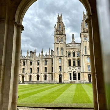 A Universidade de Oxford é um marco académico majestoso, onde as grandes torres cor de mel e os antigos pátios das faculdades criam uma atmosfera monumental de história e aprendizagem.