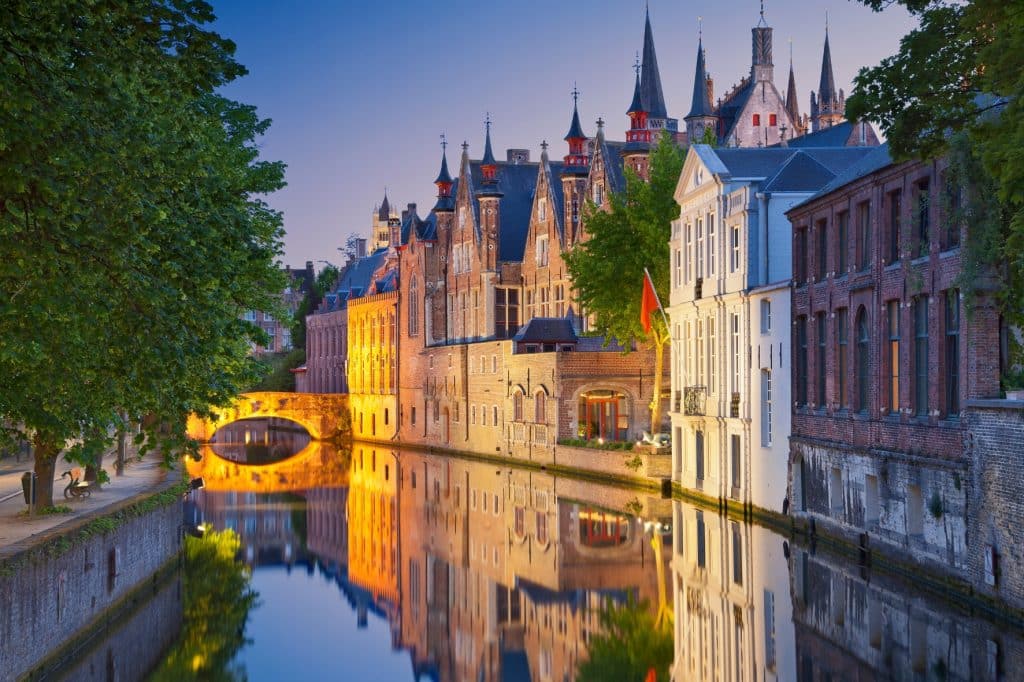 Au-delà des canaux : A la découverte de Bruges - Charmes et délices culinaires" 1 Explorer Bruges