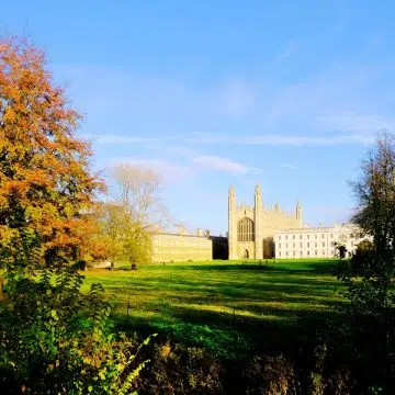 La capilla del King's College es una obra maestra de la arquitectura gótica perpendicular, famosa por tener el techo abovedado más grande del mundo y magníficas vidrieras medievales.