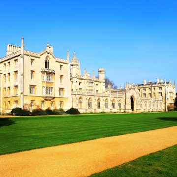 St John's College es una prestigiosa institución de Cambridge célebre por su magnífica Gran Puerta de estilo Tudor y el emblemático Puente de los Suspiros que cruza el río Cam.