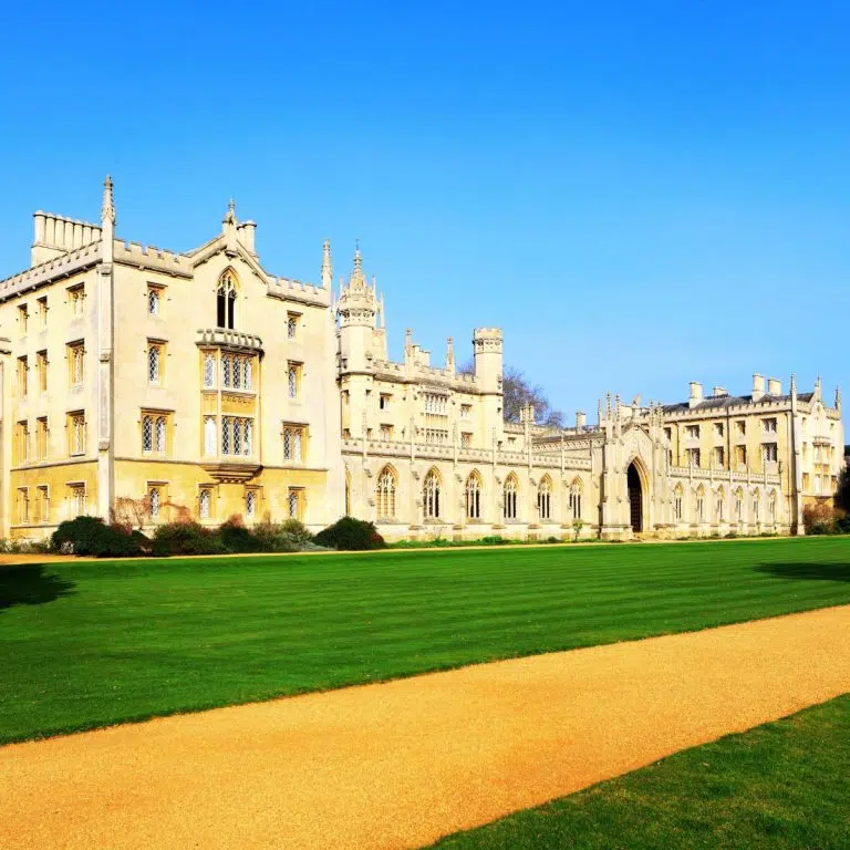 Búsqueda del tesoro y recorrido autoguiado por Cambridge 6 St John's College es una prestigiosa institución de Cambridge célebre por su magnífica Gran Puerta de estilo Tudor y el emblemático Puente de los Suspiros que cruza el río Cam.