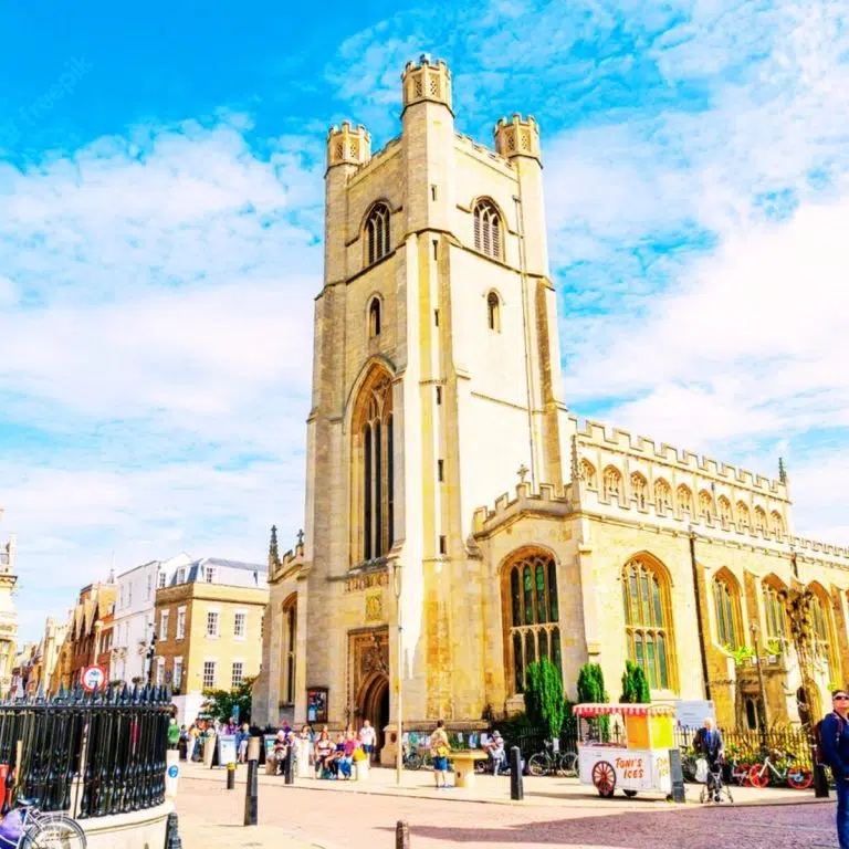 Búsqueda del tesoro y recorrido autoguiado por Cambridge 5 La iglesia de Santa María la Mayor se alza como centro histórico de Cambridge, ofreciendo un impresionante mirador desde su torre sobre los famosos colleges de la universidad y la bulliciosa plaza del mercado.