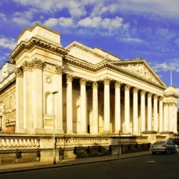 El Museo Fitzwilliam es una gran obra maestra neoclásica que alberga la colección de arte y antigüedades de categoría mundial de la Universidad de Cambridge en sus majestuosas salas de columnas corintias.