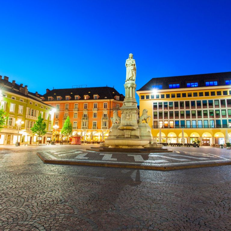 Jeu de piste et visite libre à Bolzano 2 La Piazza Walther est la place principale animée de Bolzano, célèbre pour sa statue du poète médiéval Walther von der Vogelweide et pour son marché de Noël traditionnel.