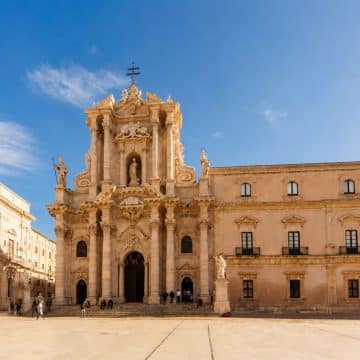Situado en la isla de Ortigia, en Siracusa, el Museo de Arquímedes y Leonardo da Vinci exhibe maquetas interactivas y funcionales de madera, así como inventos que rinden homenaje al genio tanto de Arquímedes como de Leonardo da Vinci.