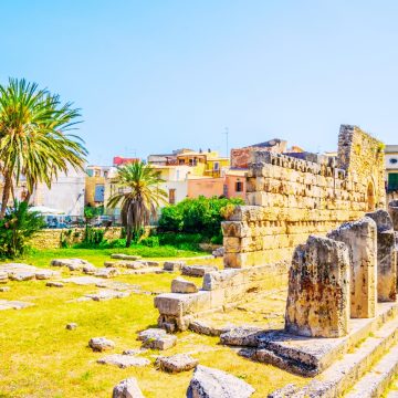 El Templo de Apolo es una majestuosa ruina del siglo VI a.C. que se erige como el templo dórico más antiguo de Sicilia y una monumental puerta de entrada a la histórica isla de Ortigia.