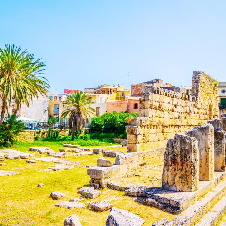 Búsqueda del tesoro y recorrido autoguiado por Siracusa 6 El Templo de Apolo es una majestuosa ruina del siglo VI a.C. que se erige como el templo dórico más antiguo de Sicilia y una monumental puerta de entrada a la histórica isla de Ortigia.