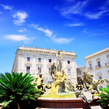 La Fuente de Diana es una magnífica pieza arquitectónica central en la plaza Archimede que representa a la diosa romana de la caza en medio de una dramática escena de la transformación de la ninfa Aretusa.