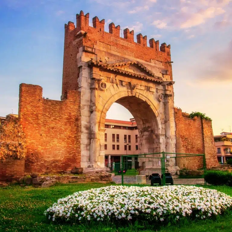 Caccia al tesoro e tour autoguidato a Rimini 6 Lo storico Arco di Augusto di Rimini, maestoso monumento in pietra d'Istria e il più antico arco trionfale romano sopravvissuto nell'Italia settentrionale.