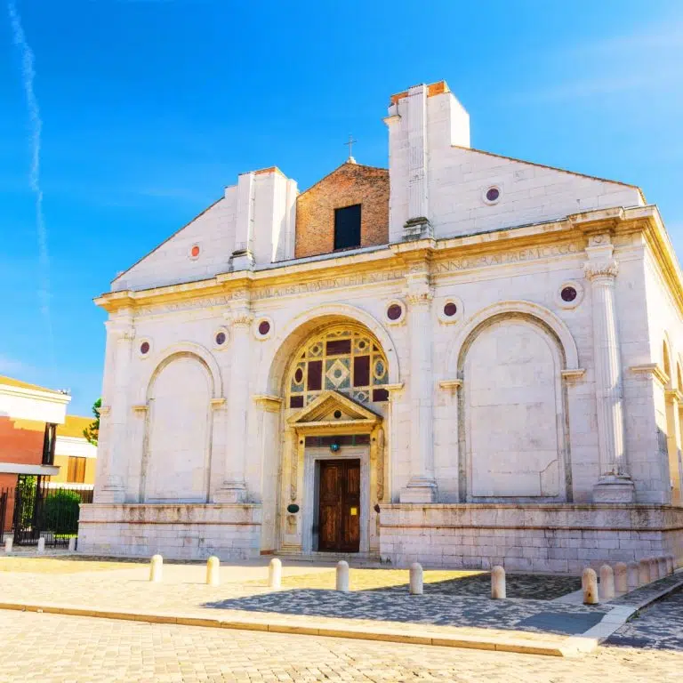 Caccia al tesoro e tour autoguidato a Rimini 5 L'elegante facciata in marmo del Tempio Malatestiano di Rimini, capolavoro rinascimentale progettato da Leon Battista Alberti e ispirato all'antica architettura romana.