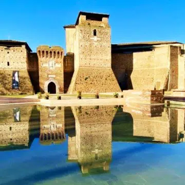 Una vista grandiosa del quattrocentesco Castel Sismondo a Rimini, imponente fortezza rinascimentale costruita da Sigismondo Pandolfo Malatesta che oggi ospita il Museo Fellini.