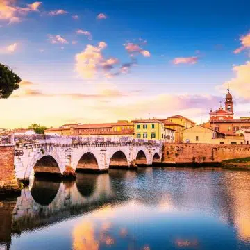 Una magnifica vista del Ponte di Tiberio a Rimini, una meraviglia dell'ingegneria romana di 2.000 anni fa, con cinque arcate che attraversano il fiume Marecchia.