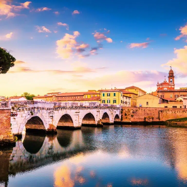 Caccia al tesoro e tour autoguidato a Rimini 2 Una magnifica vista del Ponte di Tiberio a Rimini, una meraviglia dell'ingegneria romana di 2.000 anni fa, con cinque arcate che attraversano il fiume Marecchia.
