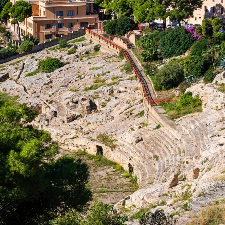 Búsqueda del tesoro y recorrido autoguiado por Cagliari 5 El anfiteatro romano de Cagliari es una impresionante arena del siglo II excavada directamente en la ladera rocosa de una colina, que en su día albergó juegos de gladiadores y representaciones teatrales para miles de espectadores de la Antigüedad.