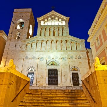 La Catedral de Cagliari es un impresionante mosaico arquitectónico que presenta un núcleo pisano-románico del siglo XIII y una grandiosa fachada neorrománica que alberga el sagrado Santuario de los Mártires.