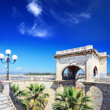 El Bastión de Saint Remy es una monumental fortificación del siglo XIX con un majestuoso arco neoclásico y la amplia terraza Umberto I, que ofrece las vistas panorámicas más famosas sobre la ciudad de Cagliari y el mar.
