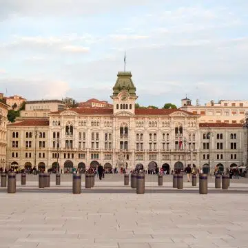 A Piazza Unità d'Italia é a maior praça da Europa virada para o mar, um espaço grandioso rodeado por magníficos edifícios neoclássicos com vista para as águas azuis do Golfo de Trieste.