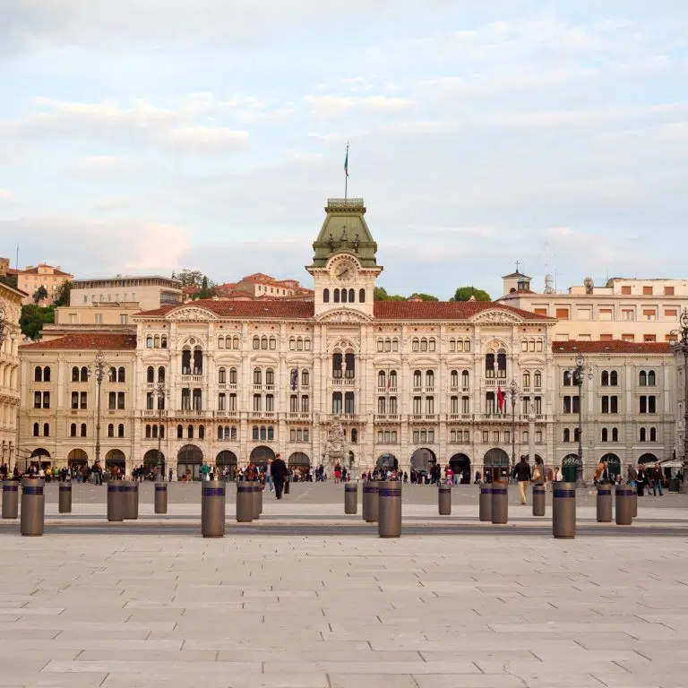 Caça ao tesouro e visita autoguiada a Trieste 6 A Piazza Unità d'Italia é a maior praça da Europa virada para o mar, um espaço grandioso rodeado por magníficos edifícios neoclássicos com vista para as águas azuis do Golfo de Trieste.