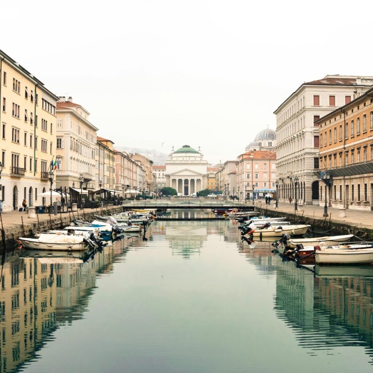 Caça ao tesouro e visita autoguiada a Trieste 4 A Ponte Rosso é a ponte mais antiga que atravessa o Canal Grande, caracterizada pelo seu histórico trabalho em pedra vermelha e pela estátua de James Joyce que comemora o rico património literário da cidade.