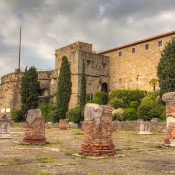 O Castelo de San Giusto é uma formidável fortaleza do século XV que oferece vistas panorâmicas de Trieste e alberga um museu dentro das suas espessas muralhas de pedra, adjacente aos restos de um antigo fórum romano.