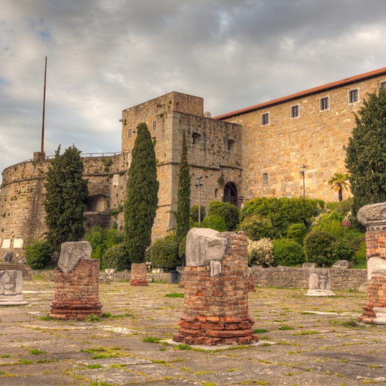 Caça ao tesouro e visita autoguiada a Trieste 3 O Castelo de San Giusto é uma formidável fortaleza do século XV que oferece vistas panorâmicas de Trieste e alberga um museu dentro das suas espessas muralhas de pedra, adjacente aos restos de um antigo fórum romano.